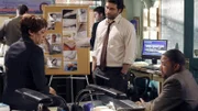 Lieutenant van Buren (S. Epatha Merkerson, li.) bespricht mit den Detectives Bernard (Anthony Anderson, Mi.) und Lupo (Jeremy Sisto) erste Ermittlungsergebnisse. Haben sie es mit einem Serienmörder zu tun?