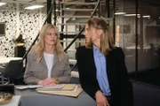 ACHTUNG SPERRFRIST! Die Veröffentlichung dieses Motives ist für alle ONLINE-MEDIEN (außer Programm-Presse) erst ab dem 27.05.2025 frei. Patrizia (Miriam Lahnstein, l.) weist Stella (Bettine Langehein) in ihre Schranken. +++ Die Verwendung des sendungsbezogenen Materials ist nur mit dem Hinweis und Verlinkung auf RTL+ gestattet.