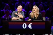 Rateteam-Kapitän Bernhard Hoëcker (l.) mit Fernsehmoderatorin Lola Weippert (r.).