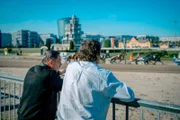 Hanno Settele (r.) mit Erwin Klettenhofer in der Krieau. Erwin Klettenhofer ist fasziniert von Pferdewetten und besitzt selbst ein Pferd das bei diesem Rennen startet, er setzt allerdings nicht auf sein Pferd, auch wenn er dürfte.