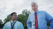 Detective Mike Perez (Rodney Roldan) und Sergeant Harris (John V. Glover)
