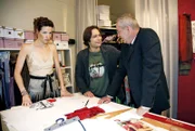 Nora (Julia Malik, l.) kocht vor Wut, als Bruno (Tim Sander, M.) bei Friedrich (Wilhelm Manske, r.) punkten kann, während ihr selbst ein Fehler unterlaufen ist.