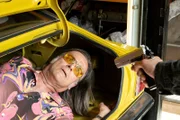 Schrotti in Gefahr: Der Kfz-Mechaniker Karl-Heinz Schrothmann (Michael Gaedt) hat mit Yoga ein neues Hobby gefunden.