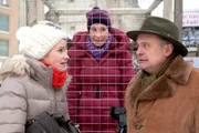 ARD/HEITER BIS TÖDLICH - FUCHS UND GANS, neue Krimiserie (16 Folgen), Folge 11 "Schatzilein". Sibylle Latzel (Caroline Ebner, M.) hat sich in einen Käfig sperren lassen, um mit den Tierschützern gegen den Pelzliebhaber und Starcoiffeur Benedikt Himmel zu protestieren. Emily Gans (Mira Bartuschek, l.) hat volles Verständnis, doch Chefredakteur Wenz (Jockel Tschiersch, r.) ist sauer auf seine Sekretärin.