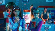 Margreet (Romy Voll) und Floor (Bobbie Mulder) sehen Jan dabei zu, wie er versucht, den DJ auf Floor´s Schulfete zu spielen.