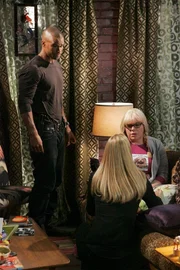 Penelope (Kirsten Vangsness, r.) kann nicht fassen, dass sie auf einen Hochstapler reingefallen ist und dadurch auch noch fast ihr Leben verloren hätte. Morgan (Shemar Moore, l.), JJ (AJ Cook, M.) und das restliche Team unterstützen sie, wo sie nur können und versprechen ihr, den Täter zu stellen ...