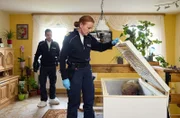 Maike (Carina Wiese, r.) und Moritz (Ferdi Özten, l.) entdecken Frau Rüter in der Tiefkühltruhe.