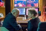 Wilsberg (Leonard Lansink) verhandelt mit Bordellbesitzerin Linda (Angelika Bartsch) über ein Beweisstück, das seine Ermittlungen voranbringt.