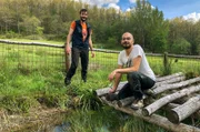 Davide Alberti (rechts) und Matteo Ruocco (links) bauen Biotope für Frösche.