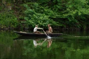 Thor (Jenö Stillmark, links) und Ola (Maximilian Klas) auf dem See