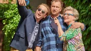 "Vater, Mutter, Kind": Anneroses junger Verlobter Jan-Hendrik (Tim Morten Uhlenbrock, l.) macht ein Selfie von sich, Tobias (Matthias Komm) und Annerose (Peggy Lukac).