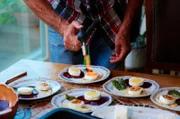 Jürgen flambiert den Käse, damit er sein volles Aroma entfaltet.
