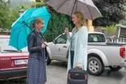 Susanne Dreiseitl (Natalie O'Hara, l.) ist überrascht, Linn Kemper (Andrea Gerhard, r.) in Ellmau zu treffen.