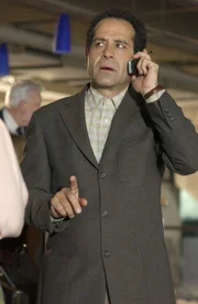 Monk (Tony Shalhoub) sieht sich vor die Alternative gestellt, entweder eine Woche ohne Sharona zu verbringen oder seine Flugangst zu überwinden.