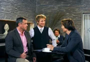 ARD ROTE ROSEN FOLGE 1288, Ben (Hakim Michael Meziani, r.) erzählt seinen Freunden Torben (Joachim Kretzer, l.) und Mick (Tobias Rosen, M.) von dem Großauftrag, den er an Land gezogen hat.
