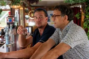 Ein Wochenendausflug auf dem Neckar entpuppt sich für KTU-Leiter Jan Arnaud (Mike Zaka Sommerfeldt, r.) und Kollegen als Kriminalfall: Ein Mann wird tot in einer Kajüte gefunden und undercover versuchen sie an Informationen zu gelangen. Der alkoholisierte Matrose Sören Maiwald (David Bredin, l.) kann da offensichtlich nicht weiterhelfen – oder stellt er sich absichtlich unwissend?