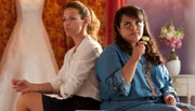 Rosa (Alexandra Neldel) berichtet Meral (Sara Fazilat, re.) über Anjas Reaktion.