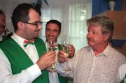 "Dolce Vita & Co.", "Oh Kohle mio." Für Mario spitzt sich die finanzielle Situation zu. Der Kredithai, über den Mario den Lokalumbau und die Yacht für seinen Vater berappt hat, dreht die Geldschraube immer enger und spart auch nicht mit eindeutigen Drohungen. Wenn Mario nicht innerhalb eines Tages seine Ratenzahlung in Ordnung bringt, reißt sich der Geldeintreiber Mariannes Erbschmuck unter den Nagel. Spät abends macht Mario noch eine furchtbare Entdeckung: Er sieht Marianne zusammen mit einem anderen Mann!Im Bild (v.li.): Michael Niavarani (Mario), Gunther Gillian (Ötschi), Heinz Petters (Pensionist).