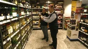 Sascha und Yusuf am Weinregal