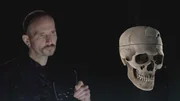 Der Kriminalbiologe Mark Benecke untersucht den stark zerschmetterten Schädel eines amerikanischen Eisenbahnarbeiters aus dem neunzehnten Jahrhundert. Der Kriminalbiologe Mark Benecke untersucht den stark zerschmetterten Schädel eines amerikanischen Eisenbahnarbeiters aus dem neunzehnten Jahrhundert.