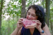 Suzana Herculano-Houzel experimentiert mit dem Kauen von rohem Fleisch.