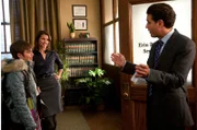Als Nicky (Sami Gayle, l.) ihre Mutter Erin (Bridget Moynahan, M.) in Gegenwart ihres Bosses Charles Rosselini (Bobby Cannavale, r.) erlebt, beschließt sie, die beiden zu verkuppeln ...