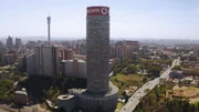 Mitte der 90er-Jahre war Ponte City in Johannesburg, Südafrika der höchste Großstadt-Slum der Welt. Nicht einmal die Polizei traute sich, den Gebäudekomplex zu betreten.