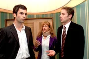 David (Mathis Künzler, l.) scheint unter dem wachsenden Druck zu resignieren und verrät Max (Alexander Sternberg, r.), dass er am liebsten alles hinwerfen und Richard das Feld überlassen würde, als Lisa (Alexandra Neldel, M.) beherzt eingreift. (Dieses Foto von Alexandra Neldel darf nur in Zusammenhang mit der Berichterstattung über die Serie "Verliebt in Berlin" veröffentlicht und verbreitet werden.)