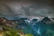 Die Alpen mit ihren verschneiten Gipfeln, tiefen Talschluchten und weiten Wäldern bieten dem Steinadler einen idealen Lebensraum.