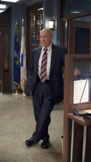 Der Fall eines kleinen Jungen, führt Captain Don Cragen (Dann Florek) und sein Team in ein verlassenes Haus, in dem die Ermittler ein Horrorszenario vorfinden...  Die Verwendung des sendungsbezogenen Materials ist nur mit dem Hinweis und Verlinkung auf TVNOW gestattet.