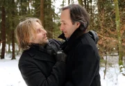 Michael (Erich Altenkopf, l.) hat die Nacht hilflos im Wald verbracht und ist überglücklich als er auf Curd (Holger Gotha, r.) trifft.