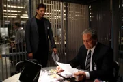 L-R: Nichols (Jeff Goldblum) und Goren (Vincent D'Onofrio) finden zwei Leichen, die allen Anschein nach regelrecht hingerichtet und dann in den East River geworfen wurden. Schnell sind sich die Detectives einig: Um Geld ging es dem Täter offenbar nicht, denn der millionenschwere Schmuck befindet sich noch an den leblosen Körpern ...