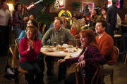 Verbringen einmal einen Abend ohne ihre Kinder: Frankie (Patricia Heaton, vorne l.), Nancy (Jen Ray, M. l.), Ron (Sean O'Bryan, hinten l.), Bill (Pat Finn, hinten r.) und Paula (Julie Brown, vorne r.) ...