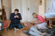Malin Voigtländer (Lea Marlen Woitack, M.) ist in ihrer Wohnung kollabiert. Christian (Francis Fulton-Smith, l.) und Tanja (Christina Athenstädt, r.) kommen gerade noch rechtzeitig zu Hilfe.