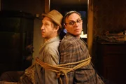 Adsche (Peter Heinrich Brix,li.) und Jürgen Seute (Dirk Martens) werden gefesselt.