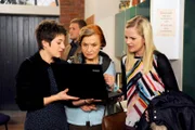 Sönke (Bo Hansen, h.) und Jule (Kim-Sarah Brandts, r.) kämpfen gegen die Folgen des Paparazzi-Fotos im "Heide-Echo". Ariane (Alexandra Horn, l.) und Johanna (Brigitte Antonius, M.) rätseln, wer den Beiden mit der Veröffentlichung des Bildes schaden will.