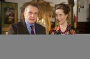 Siegfried Wenz (Jockel Tschiersch, l.) und Sibylle Latzel (Caroline Ebner, r.) eröffnen die Ausstellung über indianische Bräuche in Papua-Neuguinea.
