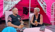 (v.r.n.l.) Stefanie (54) und Mario (43) aus dem Ruhrgebiet vor ihrem pinken Wohnwagen auf dem Campingplatz Duinrell in Holland.