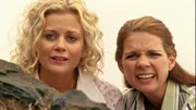 Spionieren heimlich: Jodi (Rachael Carpani, l.) und Kate (Michala Banas).
