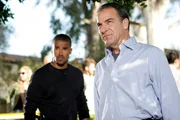 Seit dem Tod von Sarah zweifelt Gideon (Mandy Patinkin, r.) an seiner Tätigkeit als Profiler. Doch er lässt sich nicht unterkriegen und versucht all das zu ver"arbeiten". Gemeinsam mit Morgan (Shemar Moore, l.) untersucht er einen Tatort ...