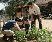 Gemeinsam mit ihrem Team versuchen Prentiss (Paget Brewster, l.), Reid (Matthew Gray Gubler, M.) und Rossi (Joe Mantegna, r.), den Sadisten Francis Goehring zu stellen ...