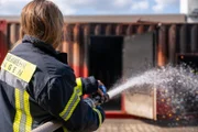 Jasmina Neudecker spürt bei einer Übung der Berufsfeuerwehr Hagen, was es heißt, gehorsam zu sein.