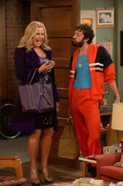 Ob Sophie (Jennifer Coolidge, l.) bald schwanger wird? Oleg (Jonathan Kite, r.) und sie sind jedenfalls schon kräftig am Üben ...