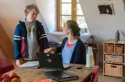 Tim (Noah Böhm) hält sich nur schwer an den Verhaltensregeln im Haus Hansen/ Brüggemann Helena (Julia Jäger).
