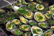 Lapas sehen aus wie Muscheln, sind aber Napfschnecken, die mit Mojo verde gegessen werden.