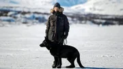 Rebecka Martinsson (Ida Engvoll) bleibt für den Winter in ihrer nordschwedischen Heimat.; ARD Degeto REBECKA MARTINSSON - DER SCHWARZE STEG, "Rebecka Martinsson - Svart Stig", am Freitag (18.10.24) um 23:45 Uhr und um 03:00 Uhr im ERSTEN. Rebecka Martinsson (Ida Engvoll) bleibt für den Winter in ihrer nordschwedischen Heimat. © ARD Degeto/Yellow Bird, honorarfrei - Verwendung gemäß der AGB im engen inhaltlichen, redaktionellen Zusammenhang mit genannter Degeto-Sendung und bei Nennung "Bild: ARD Degeto/Yellow Bird" (S2+). ARD Degeto/Programmplanung und Presse, Tel: 069/1509-335, degeto-presse@degeto.de