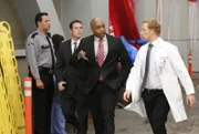 Eine Explosion in einer Shopping Mall fordert viele Opfer. Während Owen (Kevin McKidd, r.) und seine Kollegen sich um die Betroffenen kümmern, ermitteln Beamte (Rick Worthy, 2.v.r.), ob es sich um einen terroristischen Anschlag handelte ..