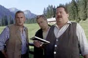 Cop Korbinian Hofer (Joseph Hannesschläger, re.) und Michi Mohr (Max Müller, mi.) bringen Kurt Weinberger (Sebastian Bezzel) mit neuen Indizien in Erkläungsnot.