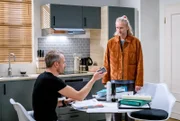 ARD STURM DER LIEBE FOLGE 4435, Michael (Erich Altenkopf, r., mit Sven Waasner, l.) erkennt, dass es schwieriger wird als gedacht, die Praxis zu verkaufen.