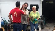 Karin, Gastao und Experte Mauro Corradino (li.) sind vom Werkzeugverkauf begeistert.